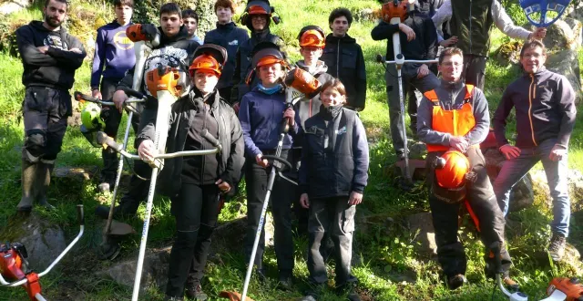 photo  les lycéens de la mfr-cfa de saint-loup-sur-thouet, encadrés par vincent fleury (à gauche) et guillaume koch (à droite, en tenue de travail), ont entrepris un chantier de débroussaillage. à ses côtés, eric renault, co-président du mcm.  &copy;  co 
