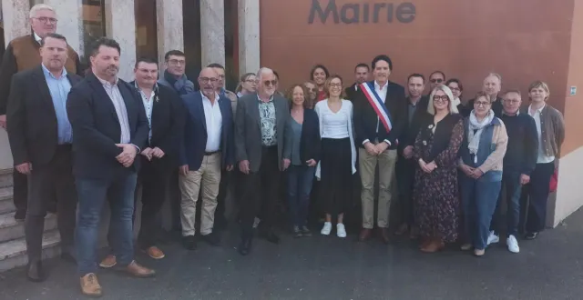 photo  le nouveau conseil municipal a élu charles mesnil.  &copy;  ouest-france 