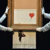 photo  londres, octobre 2021. « la fille au ballon rouge » de banksy, partiellement autodétruite par un mécanisme secret sitôt le marteau du commissaire-priseur abattu pour 1,20 m€ avait atteint le montant record de 18,6 millions de livres trois ans plus tard lors d’une vente chez sotheby’s 