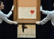 photo  londres, octobre 2021. « la fille au ballon rouge » de banksy, partiellement autodétruite par un mécanisme secret sitôt le marteau du commissaire-priseur abattu pour 1,20 m€ avait atteint le montant record de 18,6 millions de livres trois ans plus tard lors d’une vente chez sotheby’s 