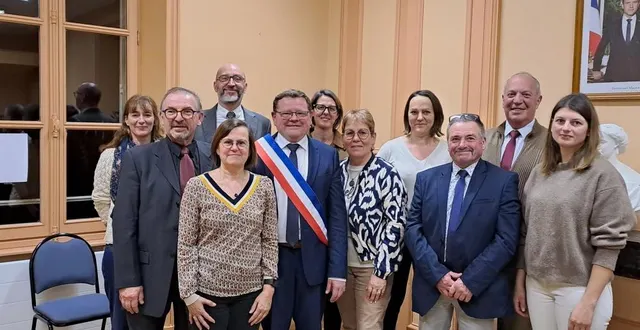 photo  au 1er rang, denis lainé, 1er adjoint ; laurence luce, christophe beucher, maire ; nathalie potier, alain bernier, 3e adjoint et anais bukovec. 2e rang : christelle sorieul, jérôme moulin, laetitia ameslant, nathalie gondouin, 2e adjointe et philippe erhmann.  &copy;  fourni par la mairie 