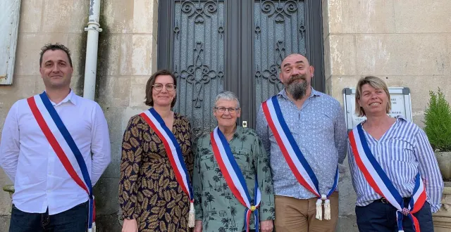 photo  ghislaine leviau, maire de vaas (sarthe) au centre, entourée de ses quatre adjoints : clément hérin, céline hour, frédéric buzance et nadia fouquet.  &copy;  ouest-france 