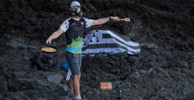 photo  une crêpe, un gwenn ha du et des protections : les essentiels du breton samuel nicol sur le piton de la fournaise.  &copy;  samuel nicol 