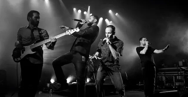 photo  pour fêter les vingt ans de l’r de rien, le groupe nouvel r de retour sur scène (guillaume agsous deuxième en partant de la gauche).  &copy;  photo cat’s eye 
