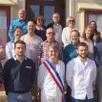 photo l’ensemble des conseillers municipaux fraîchement élus sur le perron de la mairie de sainte-jamme-sur-sarthe à la suite de l’élection de la nouvelle maire de la commune valérie beaufils.