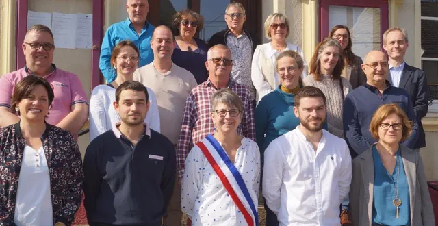 photo  l’ensemble des conseillers municipaux fraîchement élus sur le perron de la mairie de sainte-jamme-sur-sarthe à la suite de l’élection de la nouvelle maire de la commune valérie beaufils.  &copy;  ouest-france 