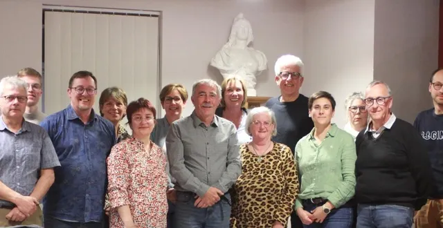 photo  le nouveau conseil municipal de saint-pierre-du-regard (orne) avec christian jenvrin (au centre en gris), jean-françois calbris (troisième en partant de la gauche), aline pelluet (quatrième en partant de la gauche), maëlle guyot (quatrième en partant de la droite) et dominique sandret (cinquième en partant de la droite)  &copy;  photo fournie par la mairie 