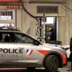 photo  une voiture de police devant l’immeuble où le corps de loana petrucciani a été retrouvé, à nice, le 25 mars 2026. 
