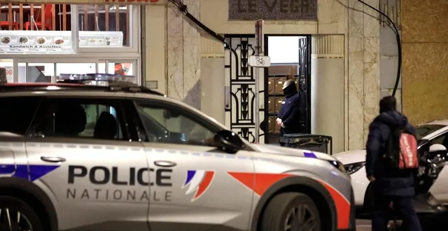 photo  une voiture de police devant l’immeuble où le corps de loana petrucciani a été retrouvé, à nice, le 25 mars 2026.  &copy;  dylan meiffret/photopqr/nice matin/maxppp 