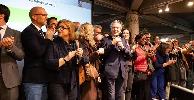 photo  hôtel de ville d’angers, dimanche 22 mars 2026. christophe béchu, au soir de sa victoire aux élections municipales, entouré de ses colistiers et soutiens.  &copy;  co - régine lemarchand 