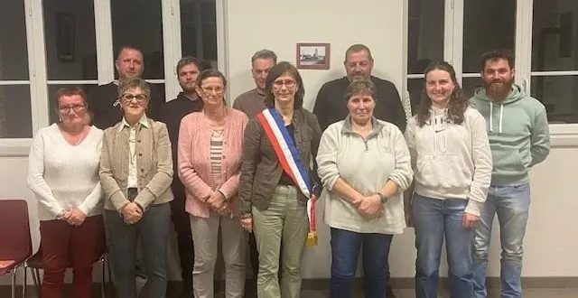 photo  au 1er rang, de gauche à droite : ghislaine guibé, martine toutain, murielle petit, katia guillochin, maire ; malika perret, 3e adjointe ; estelle briallon, 1re adjointe ; vivien poquérusse. au 2e rang, de gauche à droite : jérémy boisgontier, robin turck, michel peigney, 2e adjoint et philippe rivière.  &copy;  fournie par la mairie 