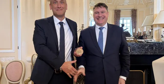 photo  le préfet hervé tourmente (à droite) a offert une médaille avec la préfecture de l’orne gravée à son sous-préfet et directeur de cabinet sur le départ.  &copy;  ouest-france 