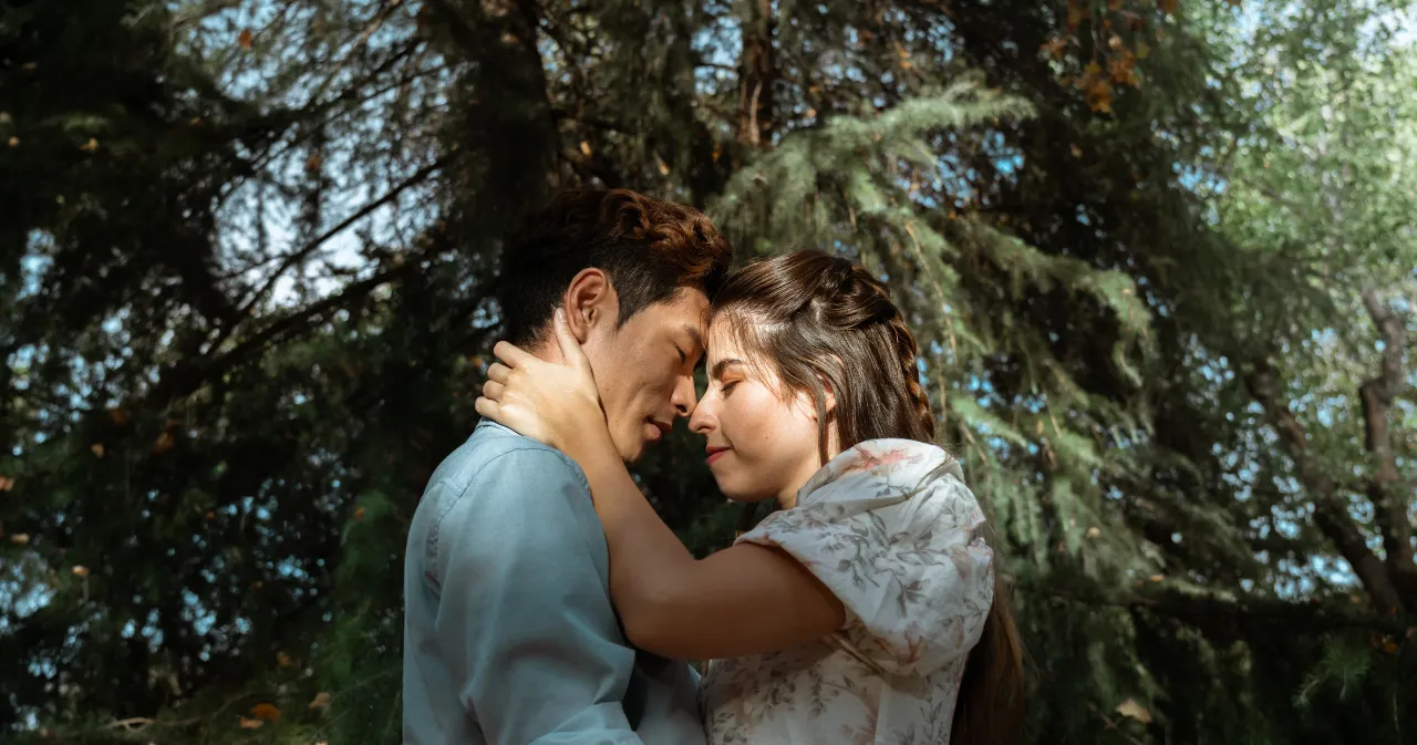 photo "le 15 octobre 2017, nous nous donnons rendez-vous près du château d'angers, au bout du monde. ce qui devait être une simple rencontre se transforme en trois heures de marche et de discussions intenses." &copy; adobestock