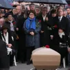 photo  la femme politique martine aubry (au centre gauche) et l’ancien président françois hollande (au centre gauche) assistent aux obsèques de l’ancien premier ministre lionel jospin au cimetière du montparnasse à paris, le 26 mars 2026. 