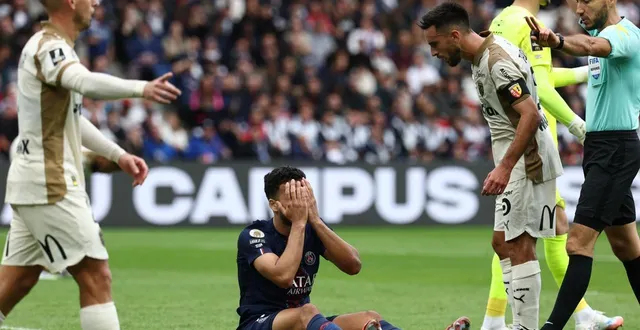 photo  l’attaquant du psg, gonçalo ramos, se tient la tête après une occasion manquée, lors du match aller de ligue 1 contre le rc lens, le 14 septembre 2025 au parc des princes de paris.  &copy;  franck fife / afp 