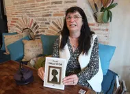 photo  beaufort-en-anjou, le 25 mars 2026. omaté publie son deuxième roman « faille d’or » qu’elle dédicacera ce samedi 28 mars à l’instant divin. 