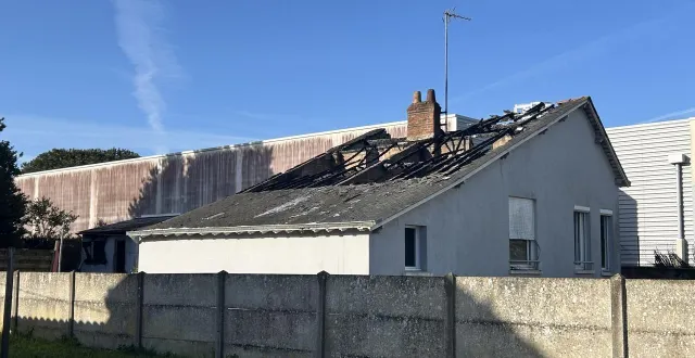 photo  une maison située route de la côte-d’amour, à saint-nazaire (loire-atlantique), a pris feu dans la soirée du mercredi 25 mars 2026.  &copy;  ouest-france 