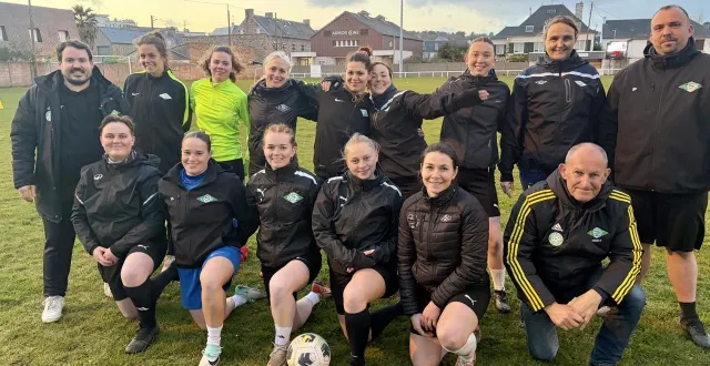 photo  l'équipe de l'us erquy va jouer en direct à la télévision. de gauche à droite : 2e rang : jérémy (entraîneur) ; audray, élena, anaïs, justine, océane, lilou, émeline, romain (coach adjoint). 1er rang : pauline, kaïla, fleur, daisy, jeane, didier (arbitre et dirigeant).  &copy;  ouest-france 