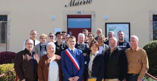 photo  les conseillers municipaux entourent julien seigneuret, le nouveau maire de la commune.  &copy;  co 