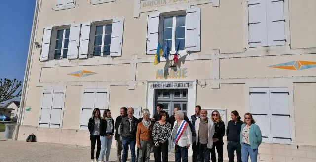 photo  les nouveaux élus de brioux-sur-boutonne devant la mairie.  &copy;  co 