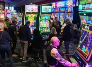 photo  saumur, jeudi 26 mars 2026. les joueurs ont très vite pris possession des lieux avec les nombreuses machines à sous. 