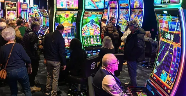 photo  saumur, jeudi 26 mars 2026. les joueurs ont très vite pris possession des lieux avec les nombreuses machines à sous.  &copy;  photo co - laurent combet 