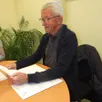 photo la lecture des consignes de vote du maire de duneau (sarthe) joël ciron.