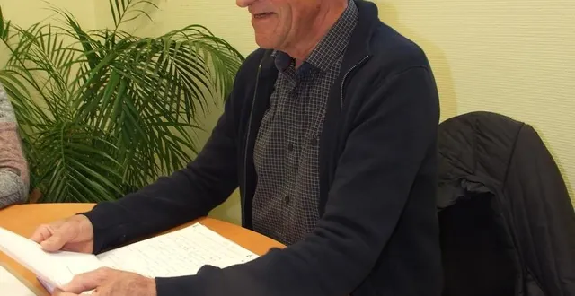 photo  la lecture des consignes de vote du maire de duneau (sarthe) joël ciron.  &copy;  ouest-france 