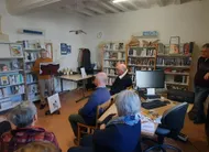 photo  des poèmes slamés par alain-pierre noyer ont enchanté l’auditoire à la bibliothèque de luché-pringé (sarthe). 