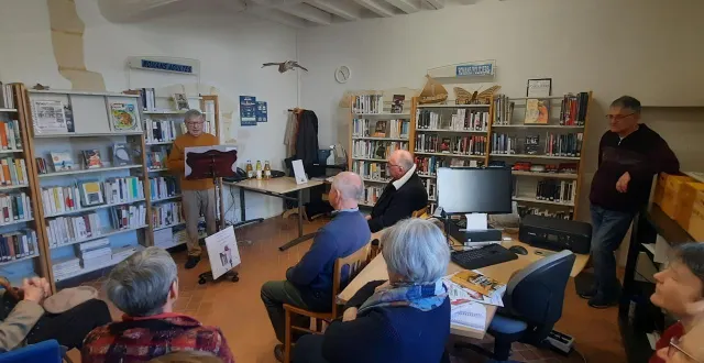 photo  des poèmes slamés par alain-pierre noyer ont enchanté l’auditoire à la bibliothèque de luché-pringé (sarthe).  &copy;  ouest-france 