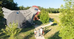 Info insolite le domaine de dienné (vienne), situé près du futuroscope et de la vallée des singes, propose des hébergements insolites comme des maisons en forme d’animaux ou de champignon, des cabanes dans les arbres, des roulottes et de yourtes mongoles.