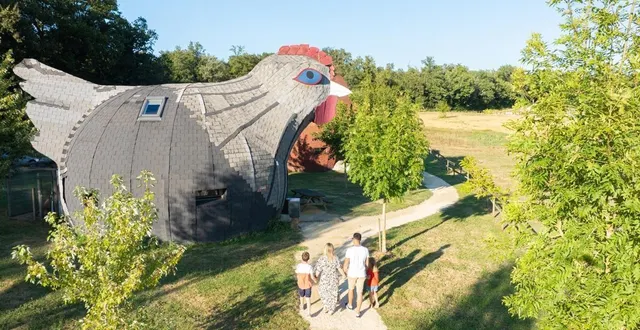 photo  le domaine de dienné (vienne), situé près du futuroscope et de la vallée des singes, propose des hébergements insolites comme des maisons en forme d’animaux ou de champignon, des cabanes dans les arbres, des roulottes et de yourtes mongoles.  &copy;  domaine de dienné 