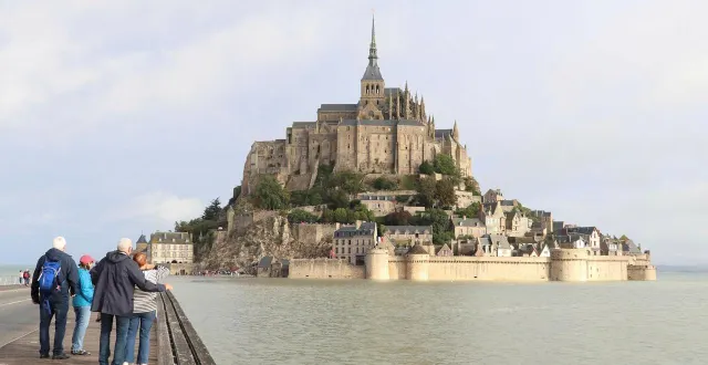 photo  le tourisme au mont-saint-michel (manche) a changé depuis la pandémie de covid-19. pour s’adapter aux nouvelles attentes des visiteurs, le groupe la mère poulard veut rénover, moderniser et améliorer ses treize établissements.  &copy;  ouest-france 