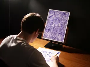 photo  vladinsk, artiste bas� � fontenay-le-comte�(vend�e), conna�t le succ�s gr�ce � ses �uvres r�alis�es au stylo-bille. 