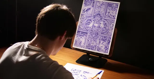 photo  vladinsk, artiste basé à fontenay-le-comte (vendée), connaît le succès grâce à ses œuvres réalisées au stylo-bille.  &copy;  photo : ouest-france 