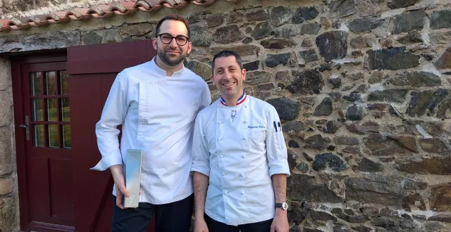 photo  elie brémont et benjamin patissier ont élaboré un dessert autour de la fraise, de la pistache de sicile et du romarin qui a séduit l’inspecteur du michelin. cette création a valu au chef pâtissier d’être récompensé par le trophée passion dessert.  &copy;  ouest-france 