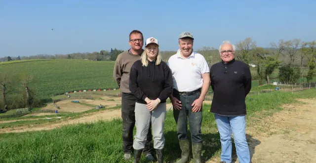 photo  sur le terrain de motocross, les membres et pilotes du moto-club de glénac, tanguy cheval, secrétaire, eva berthelot (125 cc), stéphane berthelot (250 cc) et yannick sorel le trésorier.  &copy;  ouest-france 