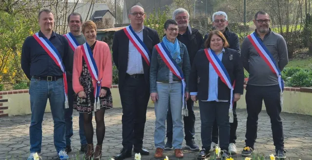 photo  jérôme delliere (4ème en partant de la gauche), frédéric wasiak, amandine pineau meiche, jérôme delliere, sylvie hercé, pascale belin-lustro, philippe charbonnier. au deuxième rang : cédric roustel. conseillers délégués : philippe marchand ; ludovic mesme.  &copy;  ouest-france photo mairie 