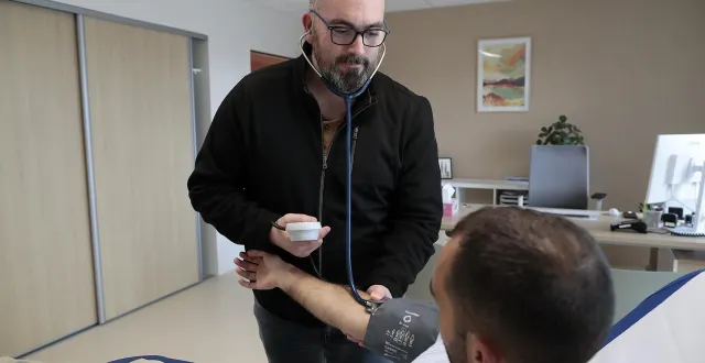 photo  comme beaucoup de ses collègues partout en france, romain chapeyrou continue d’exercer à la maison de santé de magné/coulon malgré les retards de salaire.  &copy;  co - benoit felace 