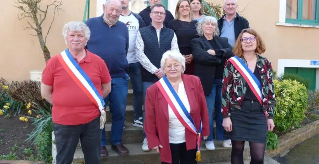 photo  le nouveau conseil municipal rassemble cinq élus sortants, cinq nouveaux éluset charles cousin, ancien maire.  &copy;  ouest-france 