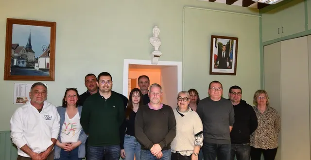 photo  christophe motron, entouré d’une équipe municipale soudée.  &copy;  ouest-france 