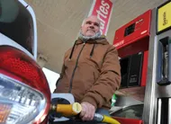 photo  les prix des carburants restent très élevés aux pompes. 
