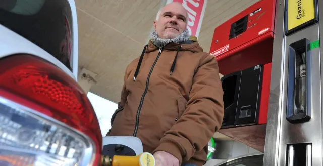 photo  les prix des carburants restent très élevés aux pompes.  &copy;  photo archives po-nb 