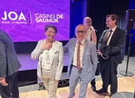 photo  laetitia nespola, directrice du casino joa, et jackie goulet, maire de saumur. 