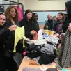 photo  à gauche, lina, alya, louisa et kiara, ravies que léa, au premier plan à droite, ait trouvé des vêtements à sa taille. 