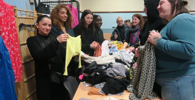 photo  à gauche, lina, alya, louisa et kiara, ravies que léa, au premier plan à droite, ait trouvé des vêtements à sa taille.  &copy;  ouest-france 