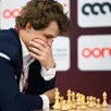 photo le norvégien magnus carlsen affronte un adversaire lors de la 10e ronde des championnats du monde de rapid et de blitz de la fide 2025, au complexe des sports et des événements de l’université du qatar, à doha, le 28 décembre 2025. il peut battre chatgpt sans perdre une seule pièce.