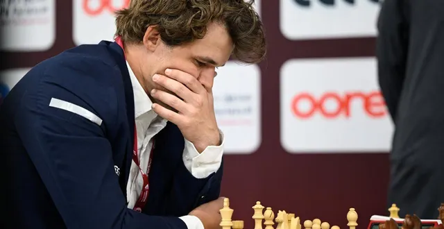 photo  le norvégien magnus carlsen affronte un adversaire lors de la 10e ronde des championnats du monde de rapid et de blitz de la fide 2025, au complexe des sports et des événements de l’université du qatar, à doha, le 28 décembre 2025. il peut battre chatgpt sans perdre une seule pièce.  &copy;  photo : mahmud hams / afp 