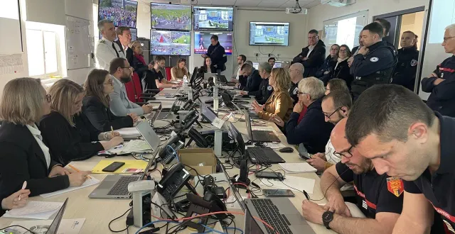 photo  de nombreuses personnes ont également été mobilisées pour suivre en temps réel la nouvelle édition du carnaval étudiant de caen, jeudi 26 mars 2026, au centre opérationnel départemental mis en place à la préfecture.  &copy;  ouest-france 