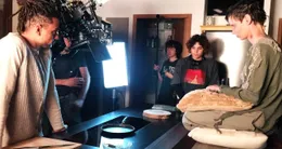 actu cin&eacute;ma  pendant le tournage du court-métrage dans l’une des pièces du manoir, chamboulée pour l’occasion. 